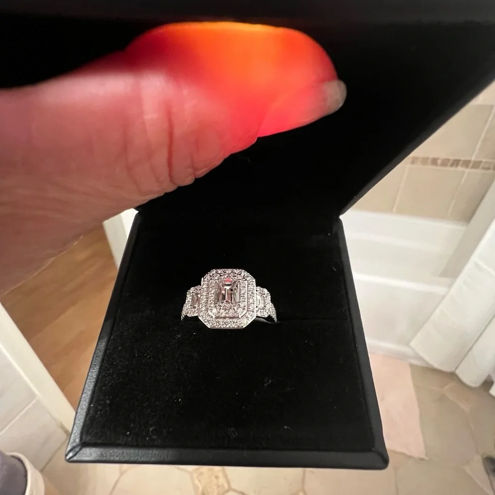 Diamond ring  1.46 ctw clarity VS-2 tha diamond color is 1 or better Emeral cut - Picture 2 of 13